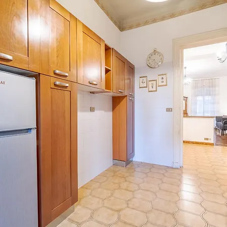 Apartment Old Fashion With Balcony