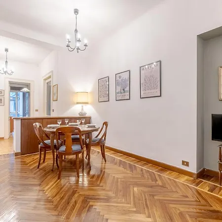 Old Fashion With Balcony Apartment Turin